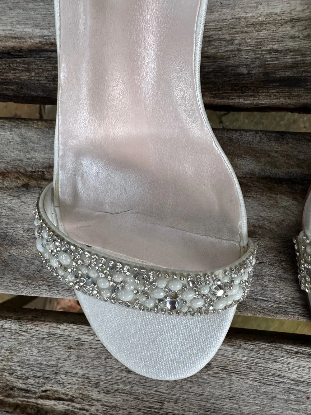 BD studio Ivory Wedge with beaded decal size 7 1/2